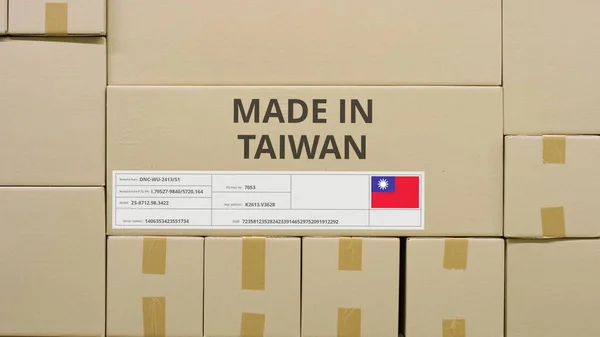 HECHO EN TAIWAN texto y etiqueta de la bandera en el cartón en un almacenamiento. Concepto de distribución —  Fotos de Stock