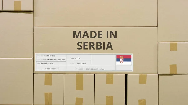 セルビア語のテキストとフラグで作られた小包、生産と輸送の概念 — ストック写真