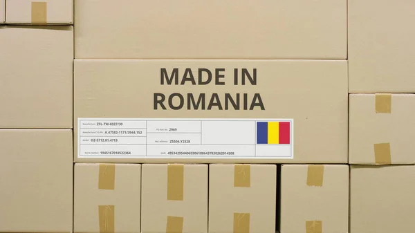 Caja con texto impreso MADE IN ROMANIA y pegatina de la bandera en un almacén —  Fotos de Stock