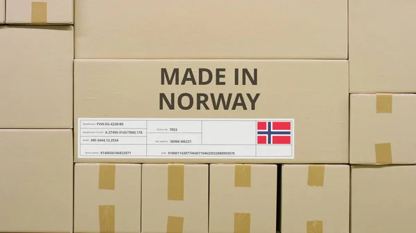 Cartón con texto impreso MADE IN NORUEGA y bandera. Concepto logístico almacén —  Fotos de Stock