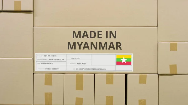 Caja con texto impreso MADE IN MYANMAR y pegatina de la bandera en un almacén —  Fotos de Stock