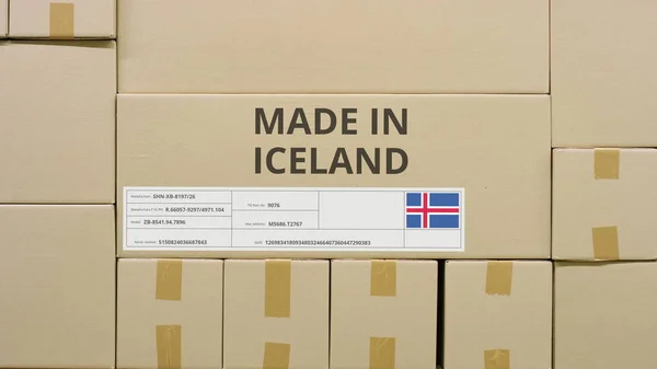 Cartón con texto impreso MADE IN ISELAND y bandera. Concepto logístico almacén —  Fotos de Stock