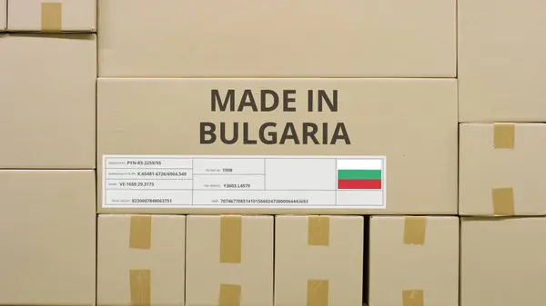 창고에 인쇄 된 MADE in BULGARIA 텍스트와 플래그 스티커가 들어 있는 상자 — 스톡 사진