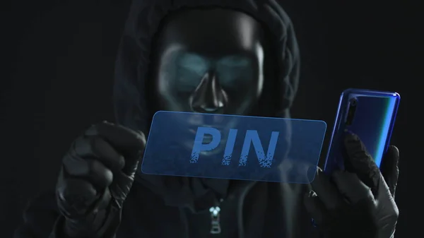 Haker w czarnej masce wyciąga kartę PIN ze smartfona. Koncepcja hakowania — Zdjęcie stockowe