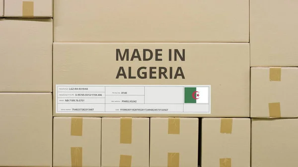 HECHO EN ARGELIA texto y etiqueta de la bandera en el cartón en un almacenamiento — Foto de Stock