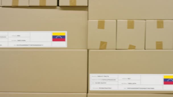 Κουτί με τυπωμένο κείμενο από τη VENEZUELA και αυτοκόλλητο σημαίας σε αποθήκη — Αρχείο Βίντεο