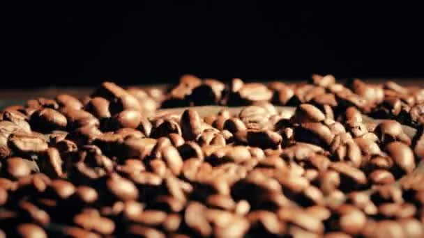Кофейные зерна на громкоговоритель, замедленный выстрел крупным планом — стоковое видео