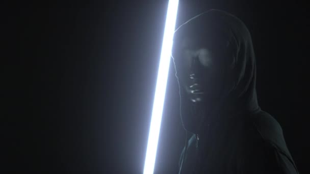 Άγνωστος άντρας με μαύρη μάσκα και το φως που αποκαλύπτει τη λέξη Undercover — Αρχείο Βίντεο