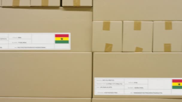 Kartong med tryckt MADE IN GHANA text bland andra rutor. Distributionsidé — Stockvideo