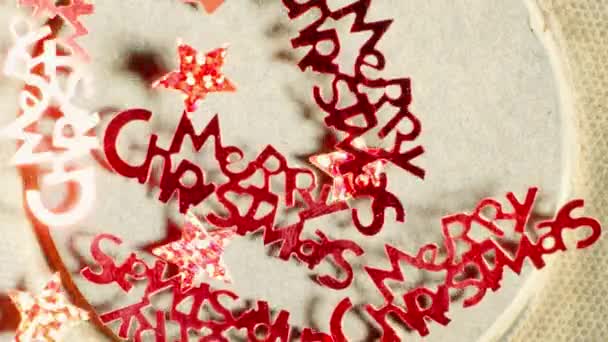 光沢のある星とメリー・クリスマスのテキストは、スピーカーから吹き飛ばされ、スローモーションショット — ストック動画