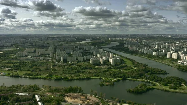 Vue aérienne du paysage urbain des districts de Brateevo et Maryino dans la partie sud-est de Moscou, Russie — Photo