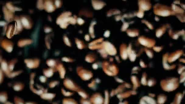 Vista desde arriba de la toma de cámara lenta de saltar granos de café en un altavoz — Vídeo de stock