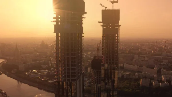 Vista aerea di grattacieli aziendali silhouette cantiere sullo sfondo cielo mattina. Mosca, Russia — Foto Stock