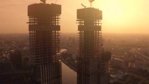 Vista aérea de los rascacielos de negocios siluetas del sitio de construcción en el fondo del cielo de la mañana. Moscú, Rusia — Vídeo de stock