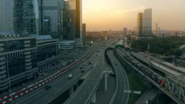 ビジネス街の高層ビルでの主要な都市高速道路や鉄道の空中ビュー早朝 — ストック動画