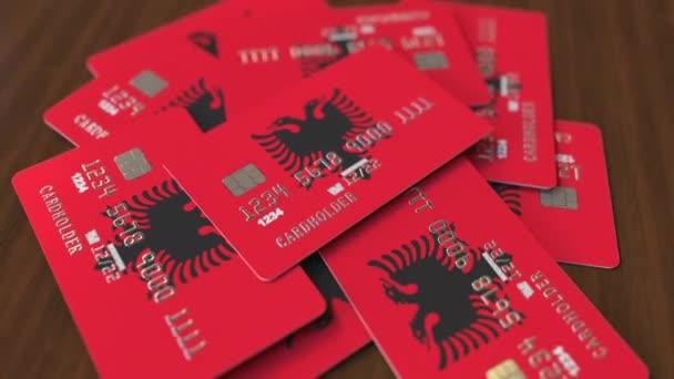 Πολλές πιστωτικές κάρτες με σημαία Αλβανίας — Αρχείο Βίντεο