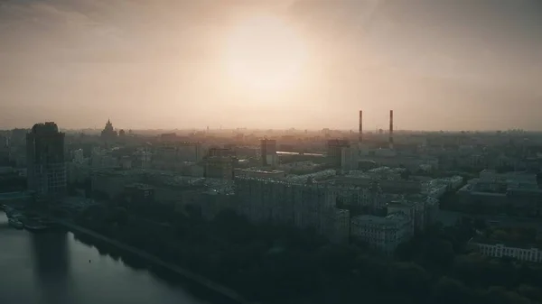 Vista aérea del paisaje urbano de Moscú desde el distrito de Dorogomilovo temprano en la mañana, Rusia — Foto de Stock