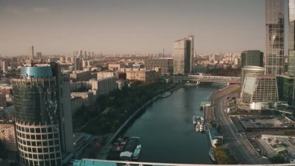 Flygfoto över Moskvafloden och Presnenskaja vallen på morgonen. Moskva, Ryssland — Stockvideo