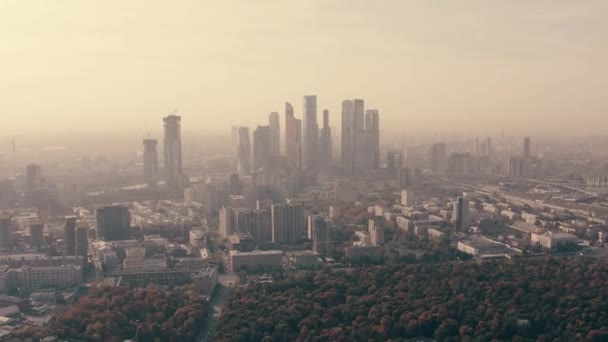 Повітряне установлення розстріляло Москву за участі хмарочосів фінансового району і західної частини міста в туманний день. Росія — стокове відео