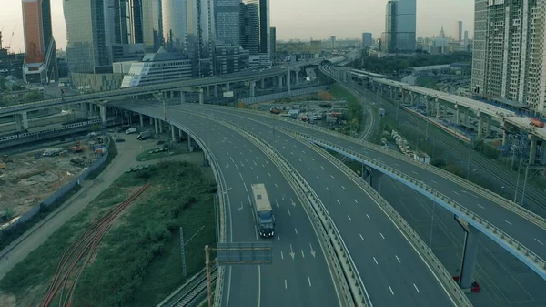 Luftaufnahme eines Sattelschleppers, der auf einer leeren Autobahn im städtischen Umfeld fährt — Stockfoto