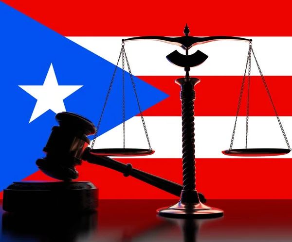 Podświetlany młot sędziowski i wagi na tle flagi Portoryko, renderowanie 3d — Zdjęcie stockowe