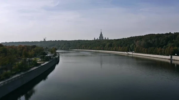 Вид с воздуха на Москву и Воробьевы горы или парк Воробьевых холмов. Москва, Россия — стоковое фото