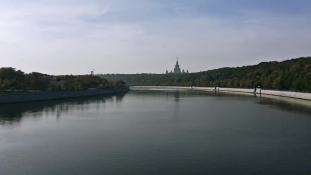 Luchtfoto van de Moskva rivier en Vorobyovy Gory of Sparrow Hills park. Moskou, Rusland — Stockvideo