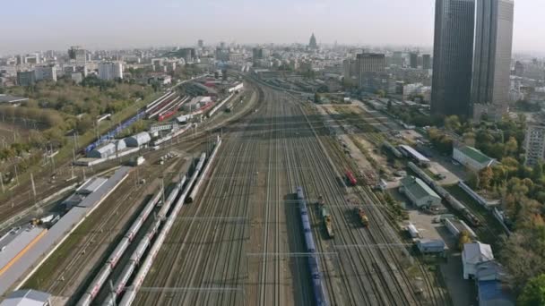 Tiro aéreo de muitas trilhas ferroviárias perto da estação ferroviária de Belorussky, no centro da cidade de Moscou, Rússia — Vídeo de Stock