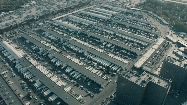 Vista aérea de un gran centro logístico lleno de camiones remolque en las bahías de almacén — Foto de Stock