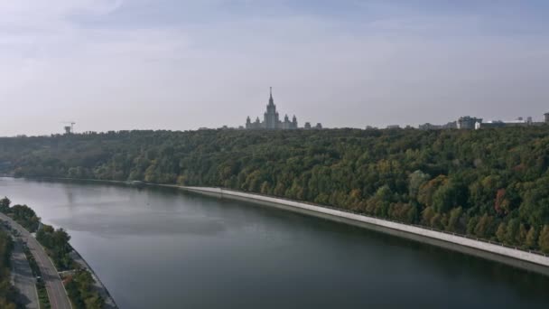 공중에서 본 모스크바 강과 보로 비고리 또는 스패로우 힐스 공원 및 먼 모스크바 대학교 — 비디오