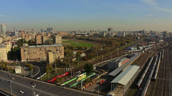 MOSCOU, RUSSIE - le 2 octobre 2020. Vue aérienne du train Aeroexpress rouge à deux étages passant par la gare de Begovaya — Photo