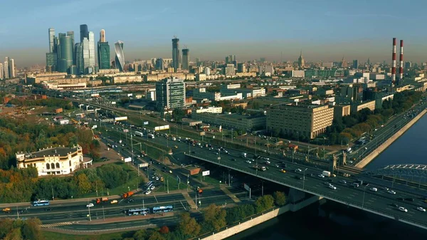 Vista aérea de la concurrida carretera urbana y rascacielos distantes de un distrito financiero como se ve desde el terraplén de Berezkovskaya. Moscú, Rusia — Foto de Stock