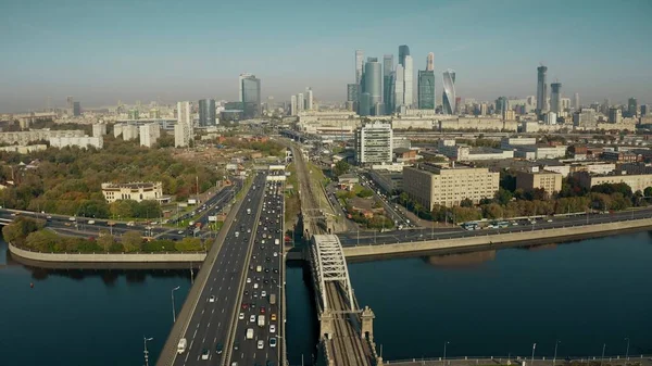 Foto aérea de un atasco taffic de carretera urbana y rascacielos distantes de un distrito financiero en Moscú, Rusia — Foto de Stock
