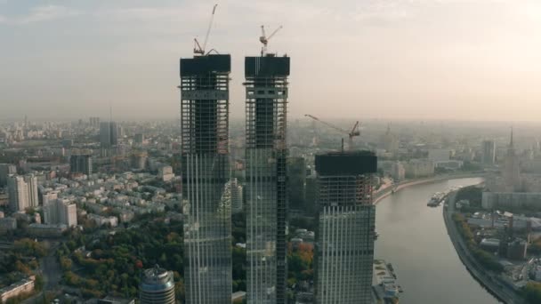 MOSCOW, RUSSIA - SEPTEMBER 27, 2020. Вигляд з повітря на Тауерс у верхньому класі та місце будівництва офісів. — стокове відео