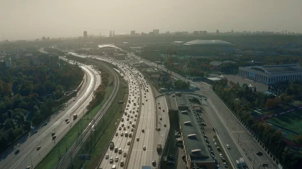 Повітряний вид на жваву міську автостраду вранці. Москва — стокове фото