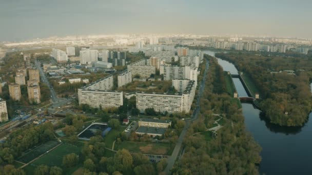 Flygfoto över Nagatinsky Zaton-distriktet och Moskvas slussportar. Moskva, Ryssland — Stockvideo