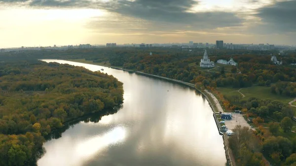 Vue aérienne du parc Kolomenskoye et de la rivière Moskva en automne. Moscou, Russie — Photo