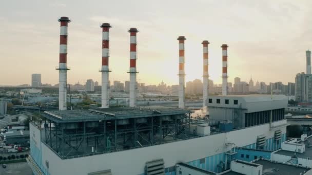 Moeskoe, Rusland - SEPTEMBER 27, 2020. Luchtopname van een moderne warmtekrachtcentrale Mezhdunarodnaya in een zakendistrict — Stockvideo