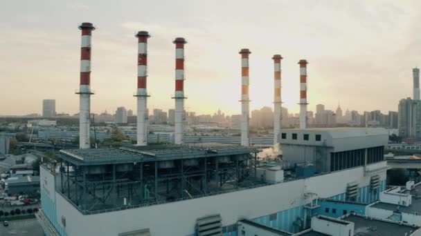 MOSCOW, RUSSIA - SEPTEMBER 27, 2020. Aerial shot of a modern heat power plant Mezhdunarodnaya in a business district — Stock Video