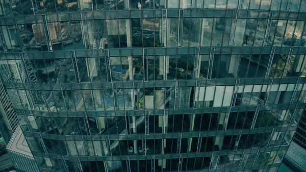 Letecký záběr velkých oken obytného mrakodrapu odrážejícího městskou krajinu — Stock fotografie