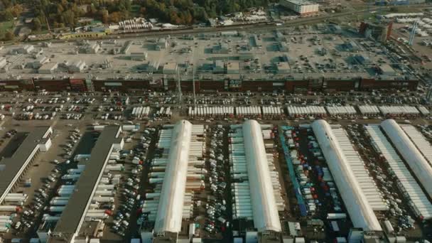 Moeskoe, Rusland - SEPTEMBER 27, 2020. Luchtfoto van het groothandelscentrum Food City — Stockvideo