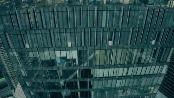 도시 경관을 반영하는 주거용 마천루의 커다란 창문을 공중에서 찍은 사진 — 비디오