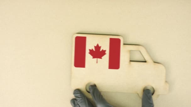 Bandera de Canadá en el icono del camión de cartón reciclado, concepto nacional de logística sostenible — Vídeos de Stock