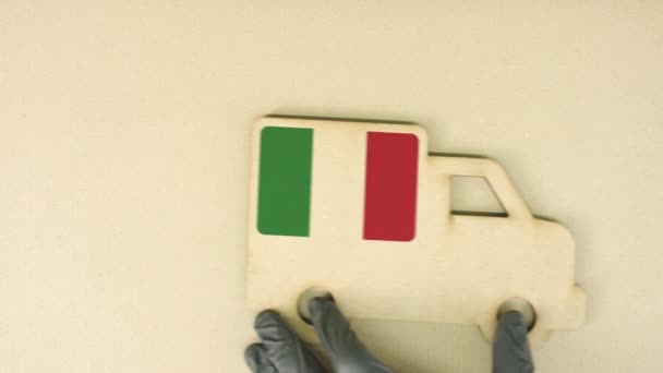 Vlag van Italië op het icoon van de gerecycleerde kartonnen vrachtwagen, nationaal concept voor duurzame logistiek — Stockvideo