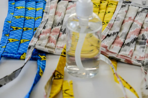 Herbruikbare Fabric Facemasks met een fles Sanitizer voor gebruik tijdens de Covid 19 Coronavirus Pandemie — Stockfoto