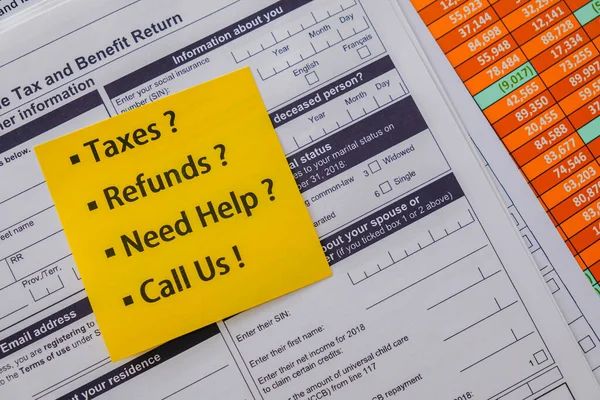 Kanada Vergi Formları 'na yapışkan bir not. Vergi hizmetlerini tanıtmıyor.