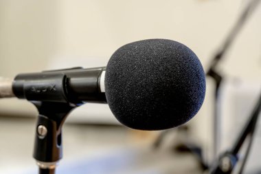 Bir etkinlikte konuşma yapmak için kullanılan mikrofon