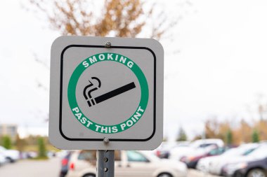 Sigarayı sınırlamak için bu işaret noktasının ötesinde sigara içilmez.