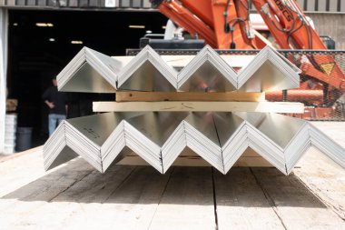 Teslimat için kamyon yatağında metal yanıp sönen çatı malzemeleri.