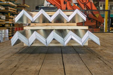 Teslimat için kamyon yatağında metal yanıp sönen çatı malzemeleri.